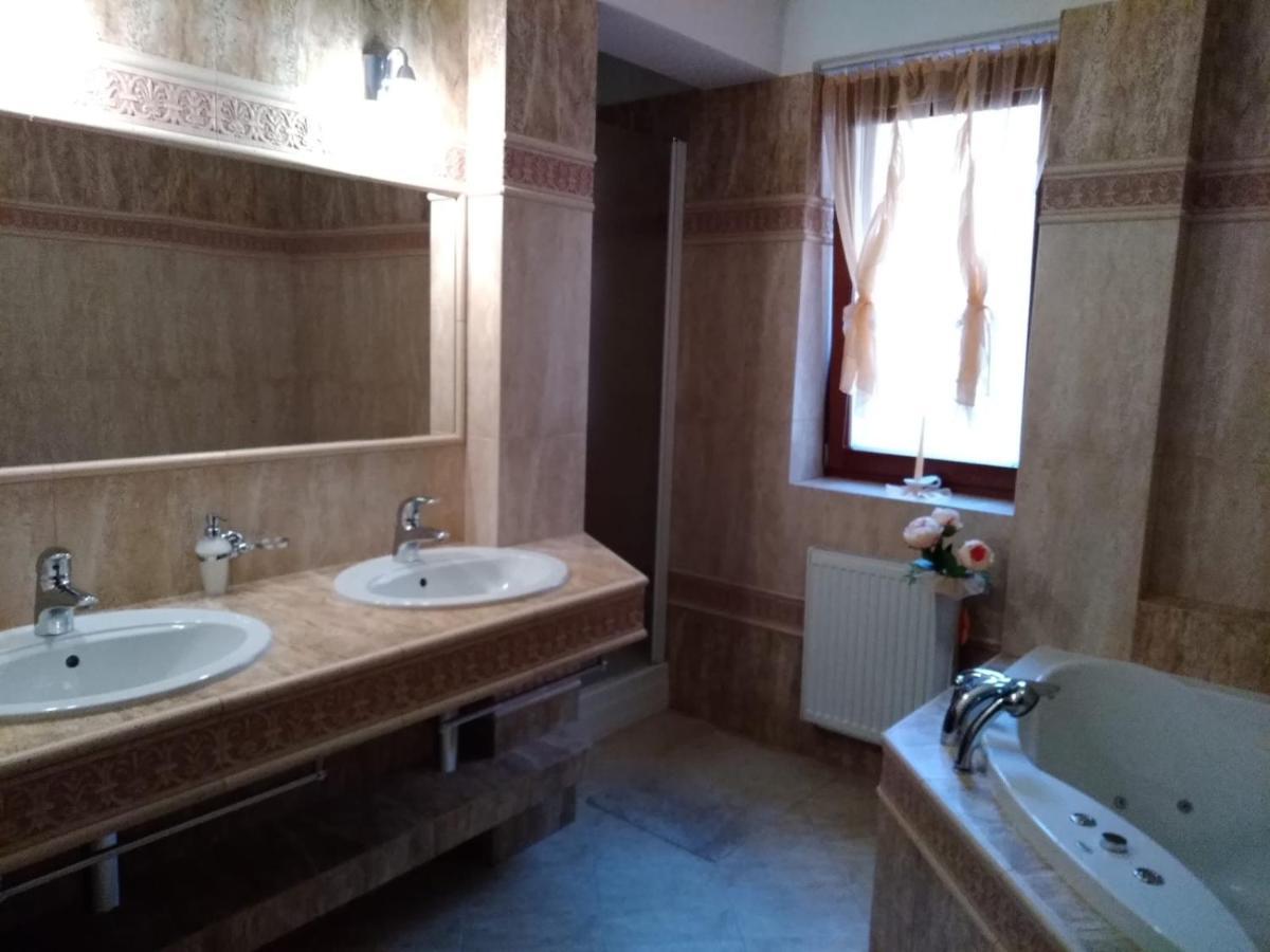 Brezno 2 Izbovy Apartman Sabi Esterno foto